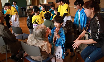 庄野公民館サークル発表会にて、凛グループ総踊り