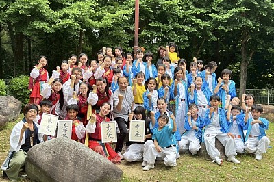 花しょうぶまつりで、もじゆうさんと一緒に凛グループ